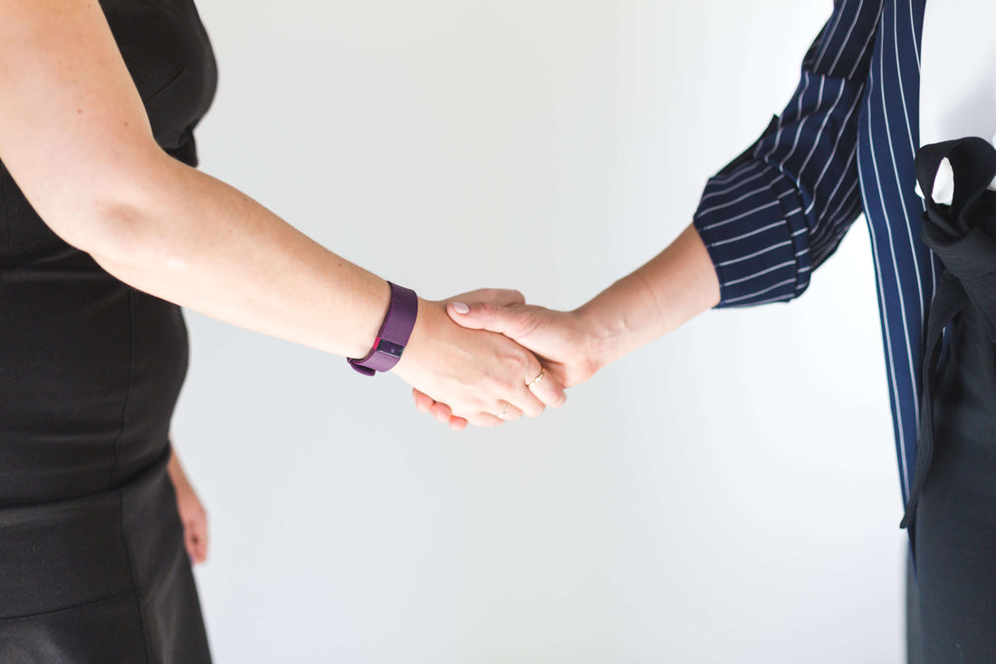 Two people shaking hands - Tumu Learning